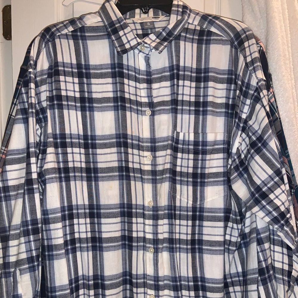 Beautiful Women’s plaid Old Navy 100% cotton flannel shirt. Size XL.